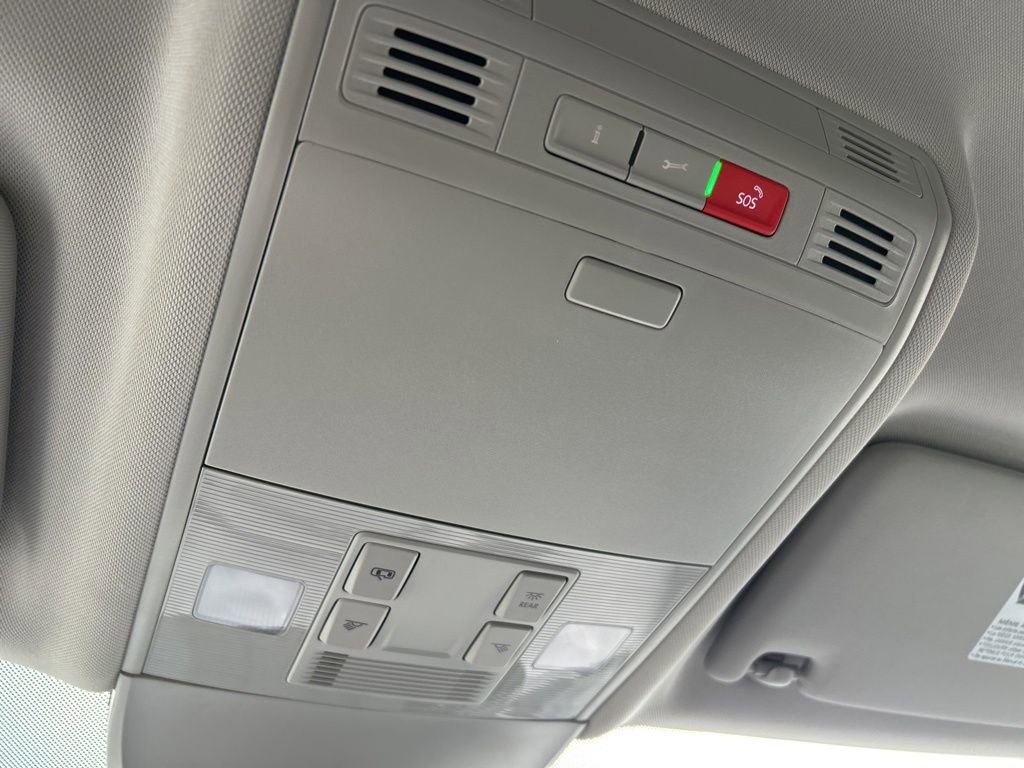 Certified 2025 Volkswagen Taos SE image 33