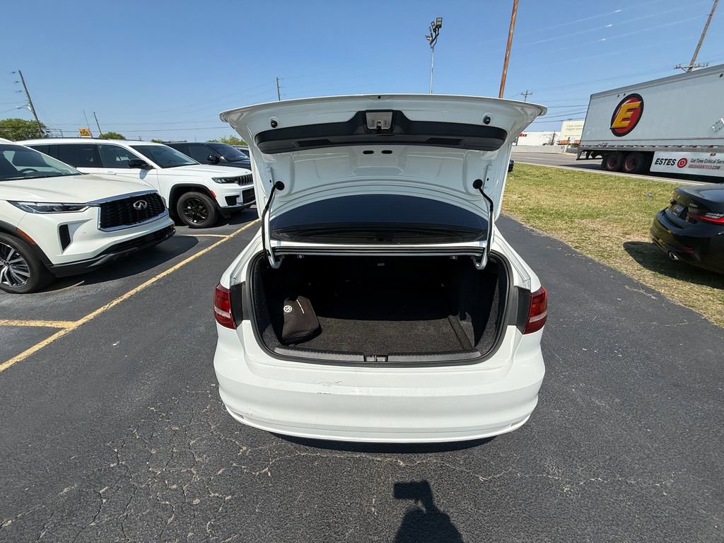 Used 2017 Volkswagen Jetta SE image 5