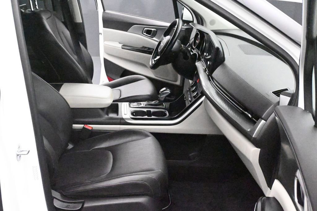 Used 2022 Kia Carnival LX FWD image 11