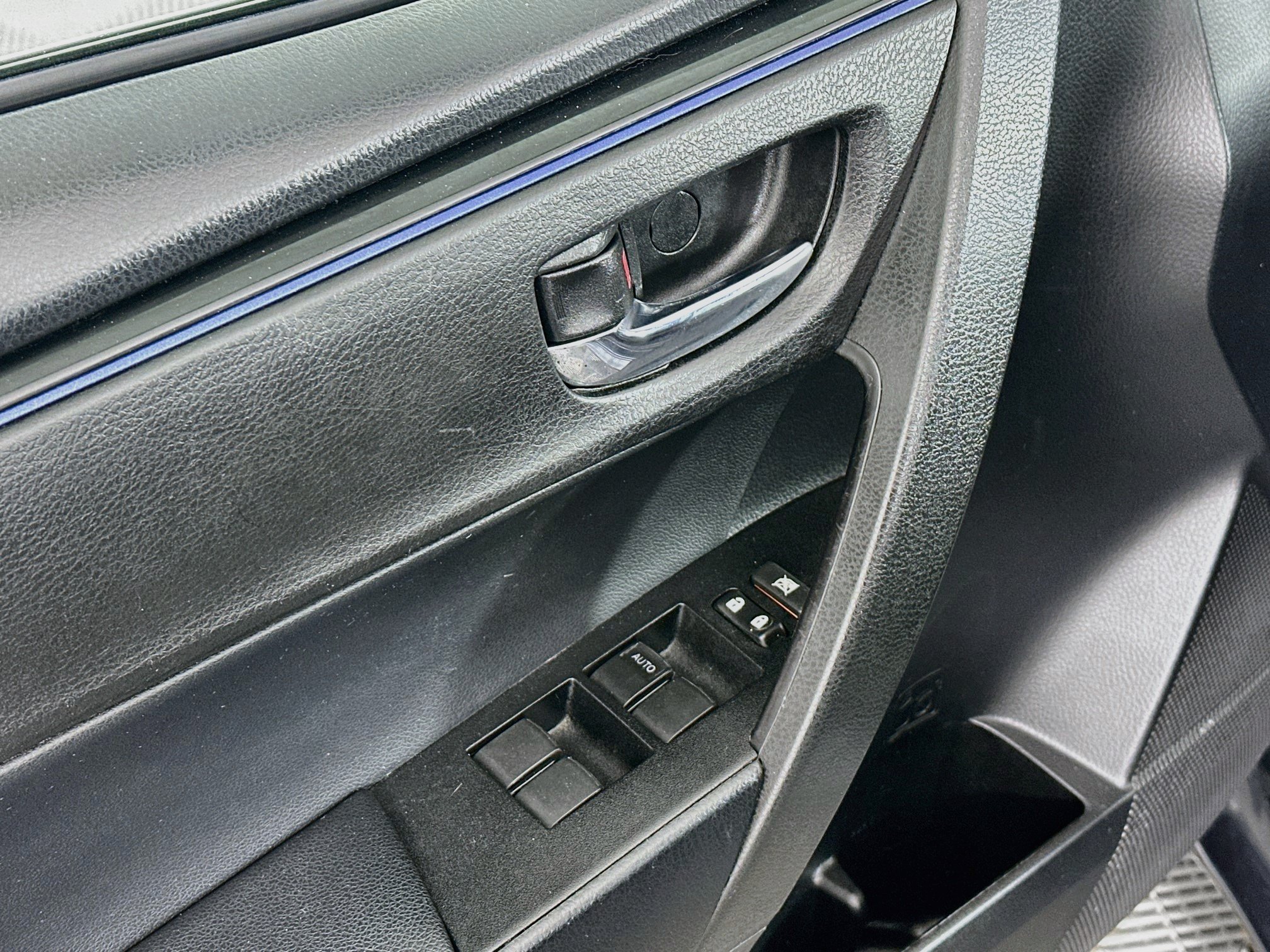Used 2019 Toyota Corolla SE w/ Carpet Mat Package (TMS) FWD image 15
