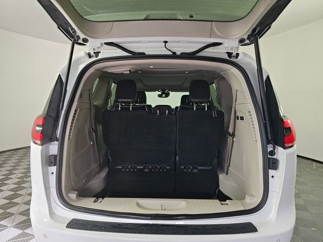 Used 2021 Chrysler Pacifica Limited image 19