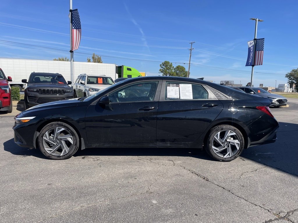 Used 2025 Hyundai Elantra Sport image 4