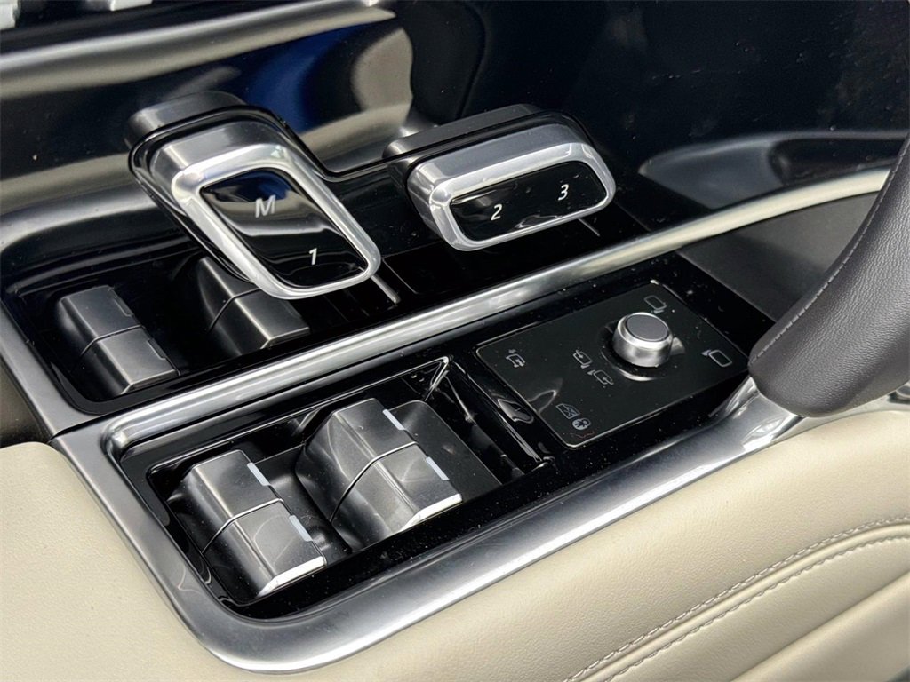 New 2026 Land Rover Range Rover Long Wheelbase SE image 18