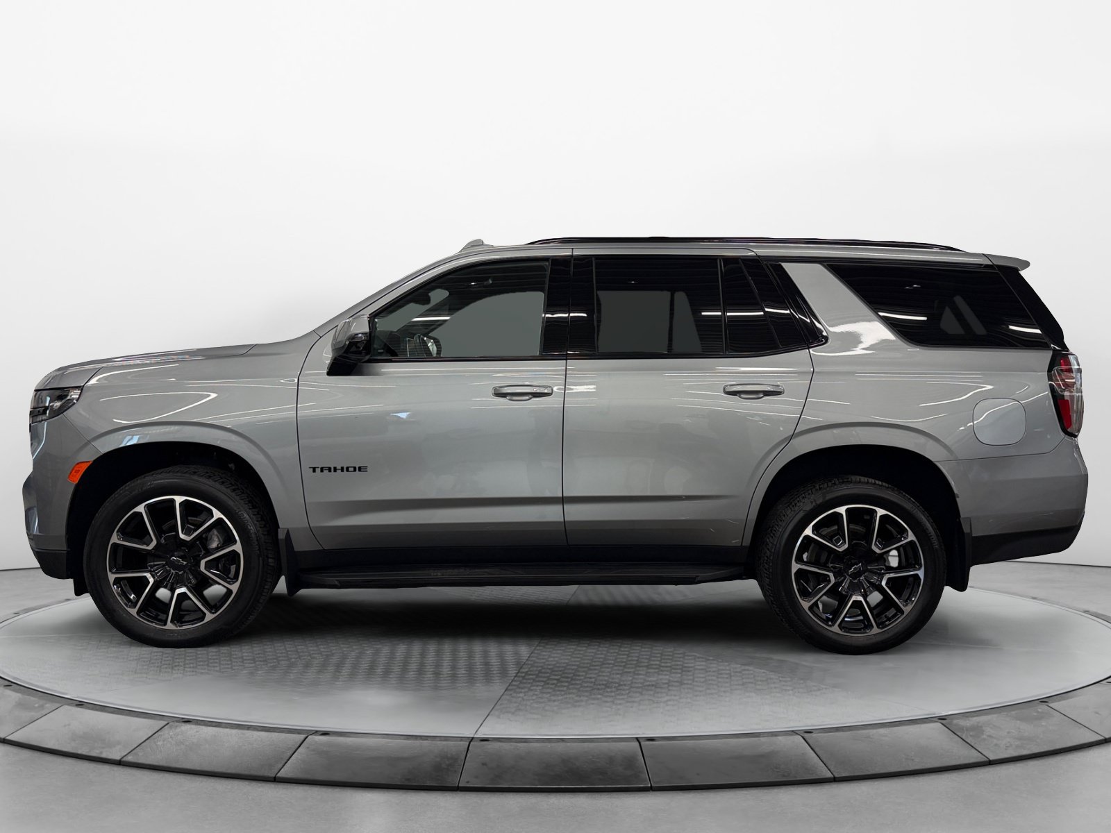 Used 2024 Chevrolet Tahoe RST w/ Luxury Package AWD/4WD image 3