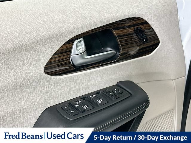 Used 2023 Chrysler Pacifica Limited FWD image 25