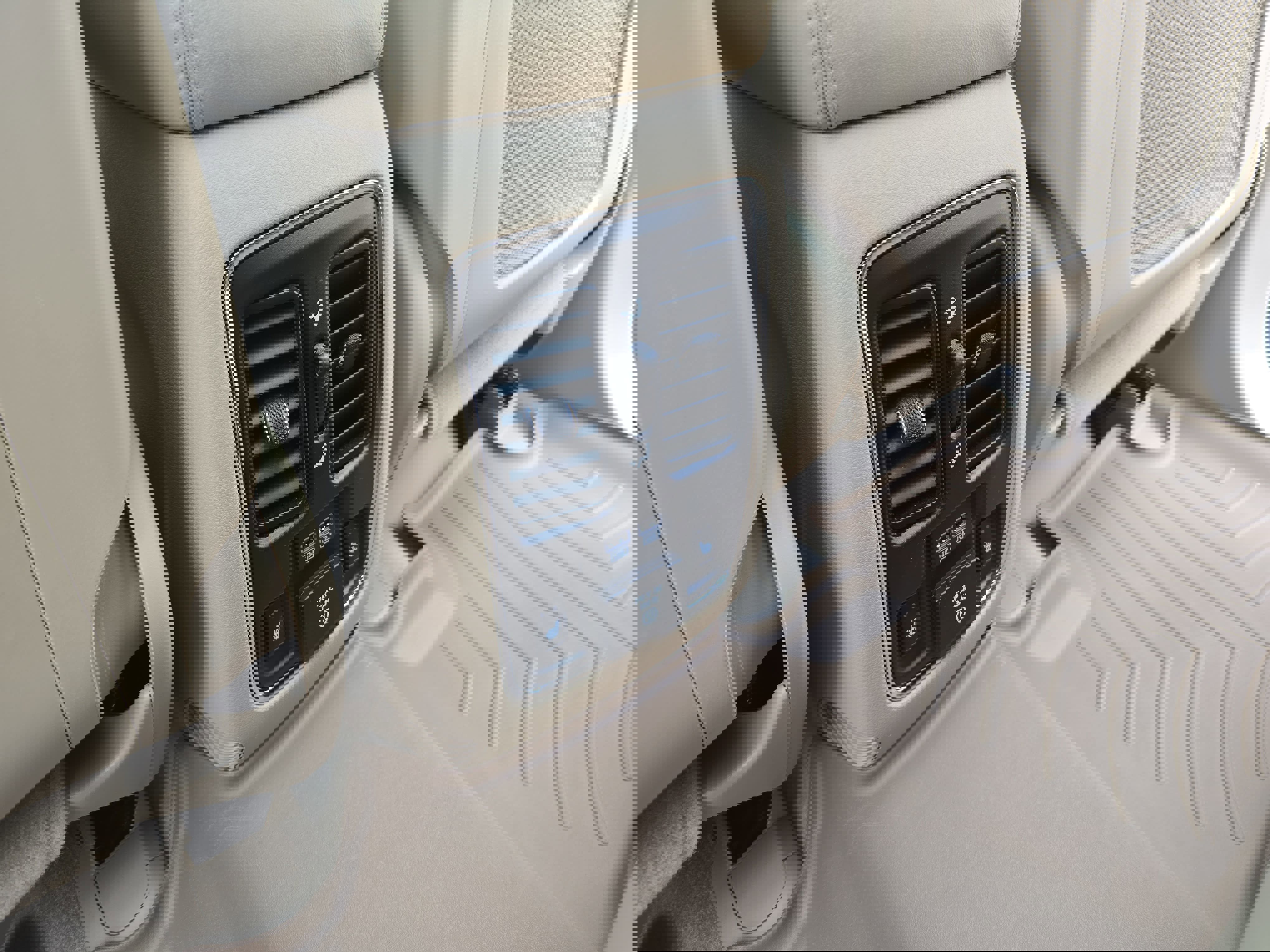 Used 2018 Jeep Grand Cherokee Overland image 14