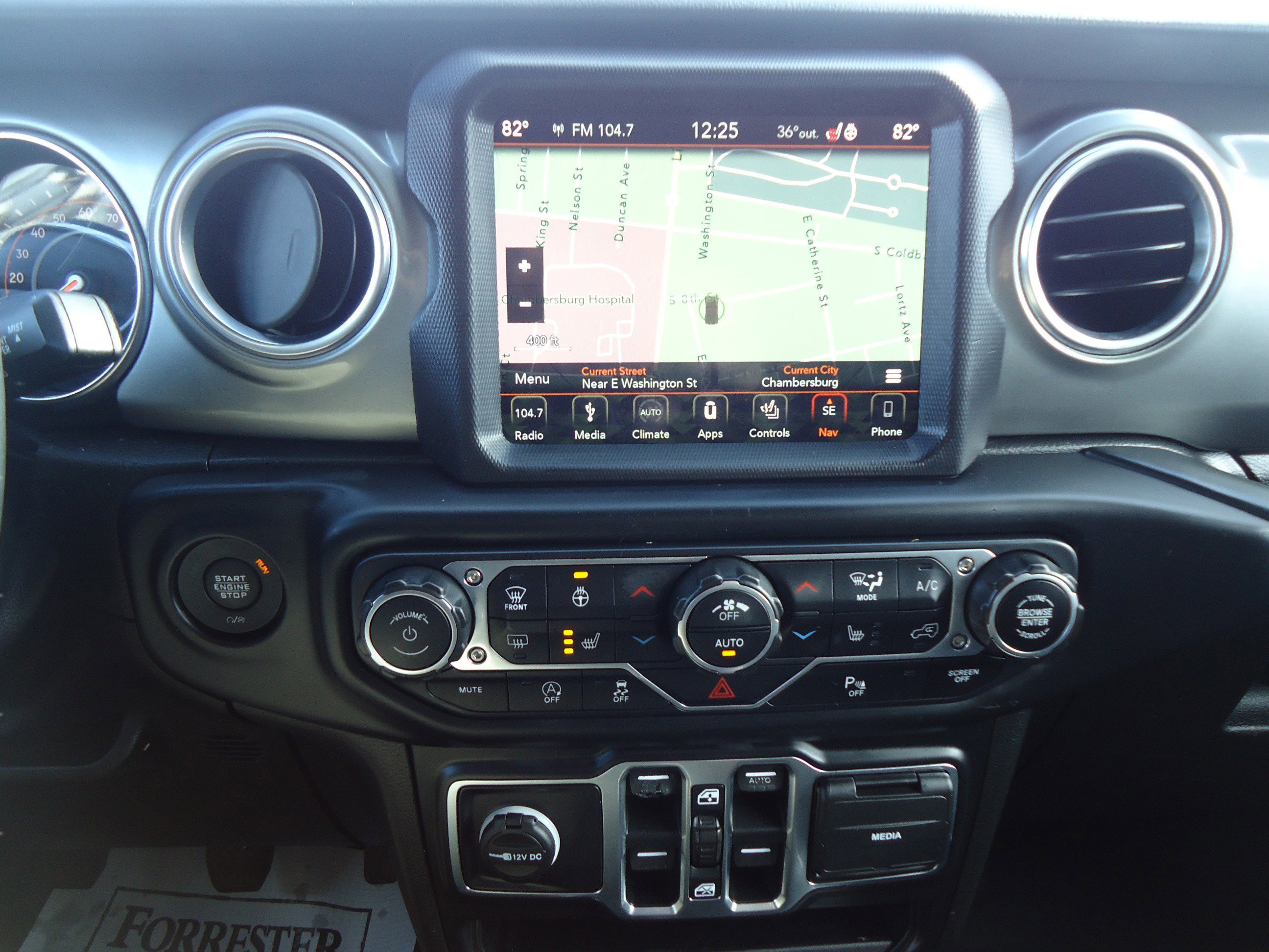 Used 2019 Jeep Wrangler Unlimited Sahara w/ Dual Top Group AWD/4WD image 14