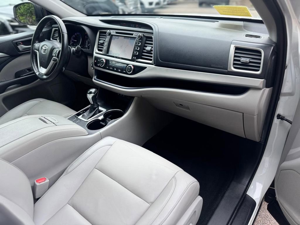 Used 2019 Toyota Highlander XLE AWD/4WD image 26