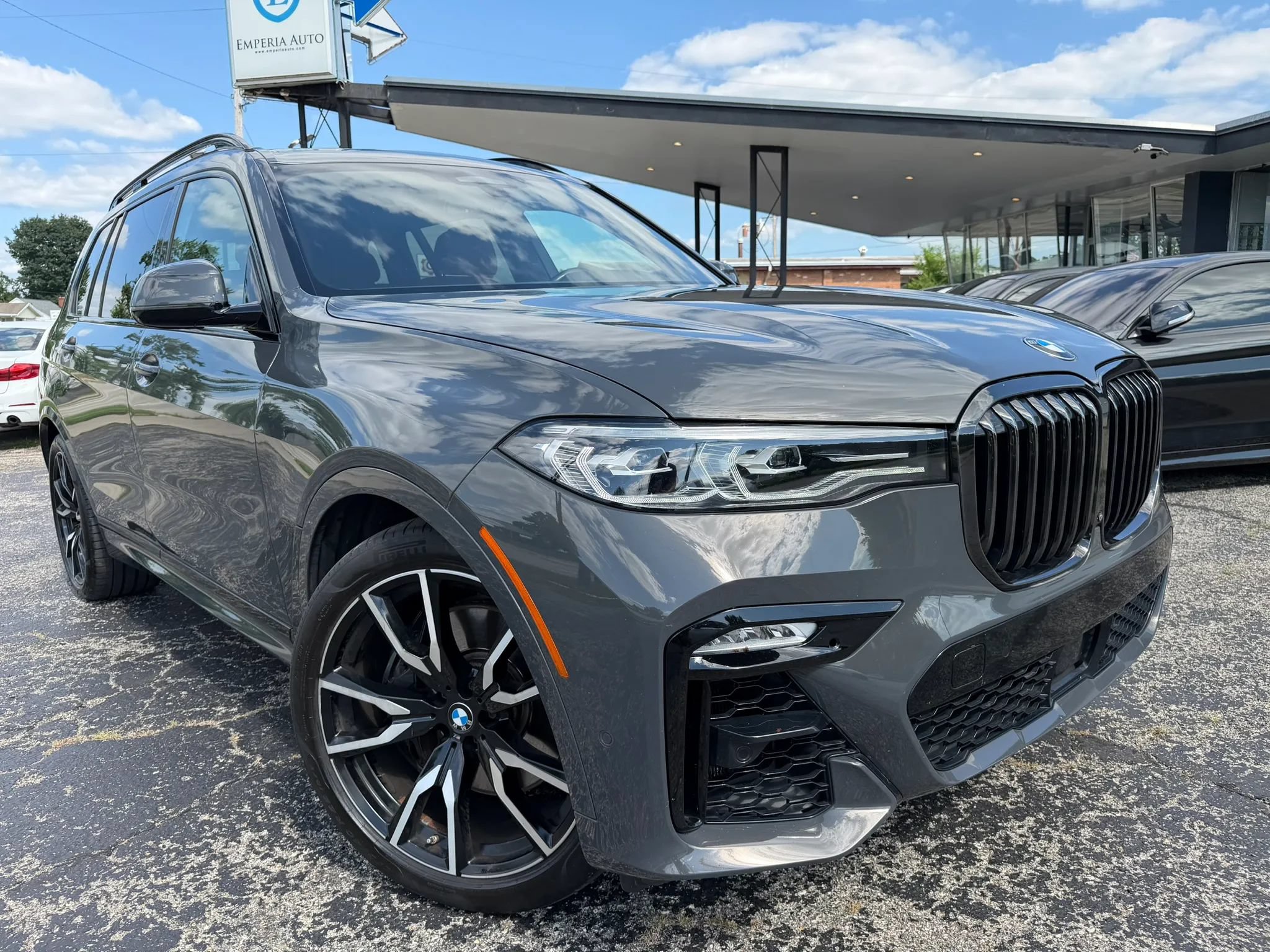 Used 2022 BMW X7 xDrive40i w/ M Sport Package AWD/4WD image 3