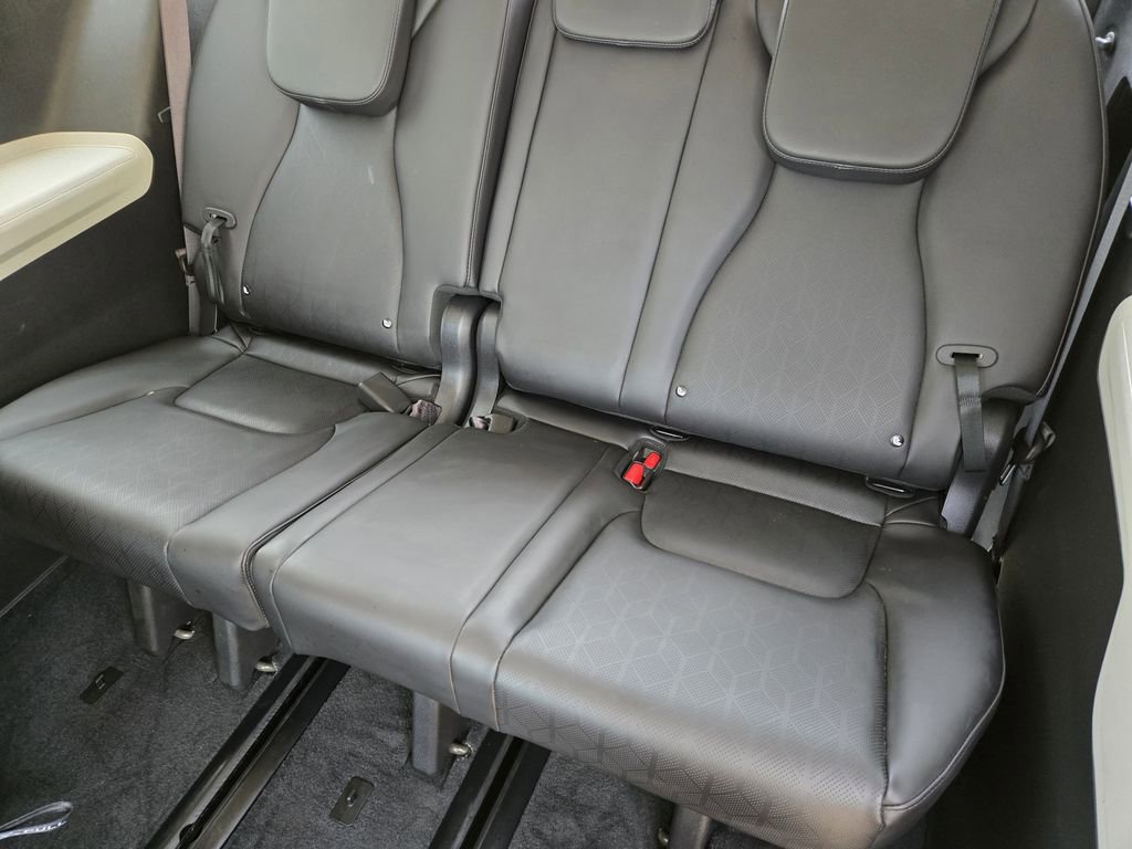 Used 2024 Kia Carnival EX FWD image 30