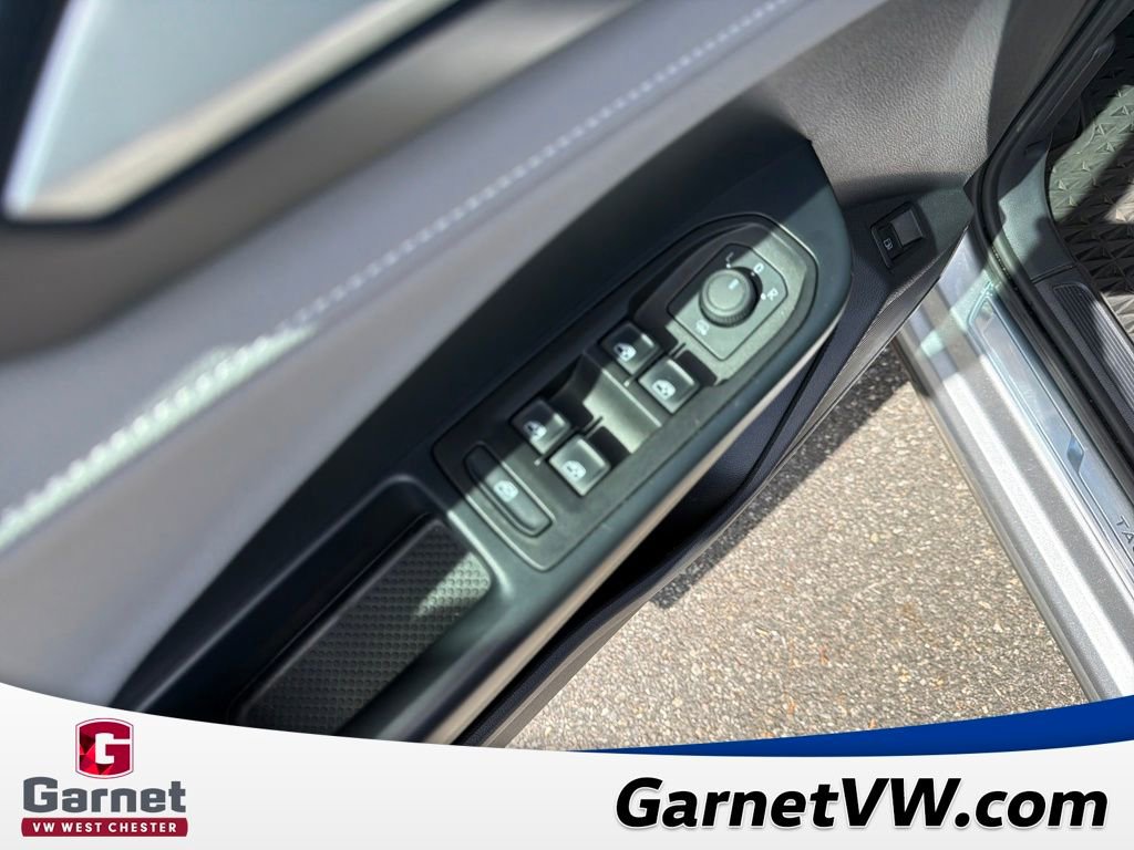 Certified 2024 Volkswagen Taos SE image 12