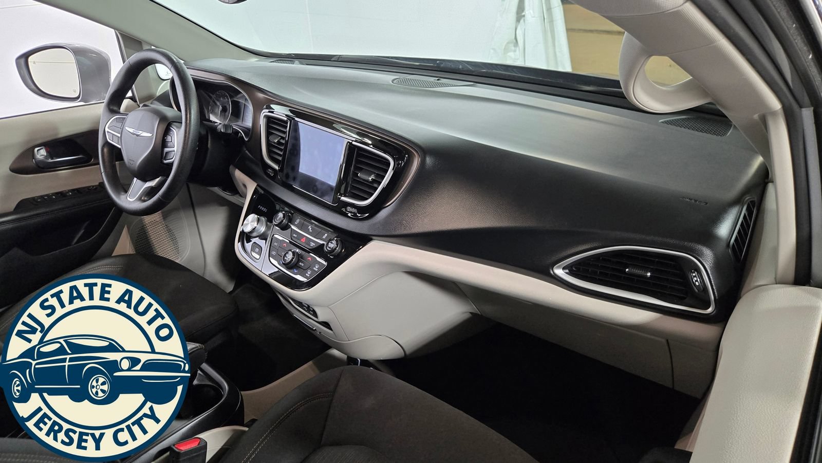 Used 2019 Chrysler Pacifica Touring Plus w/ Tire & Wheel Group FWD image 36