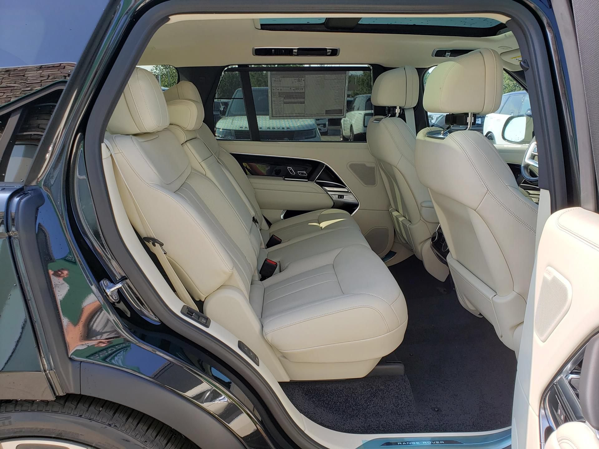 New 2027 Land Rover Range Rover Long Wheelbase SE AWD/4WD image 17