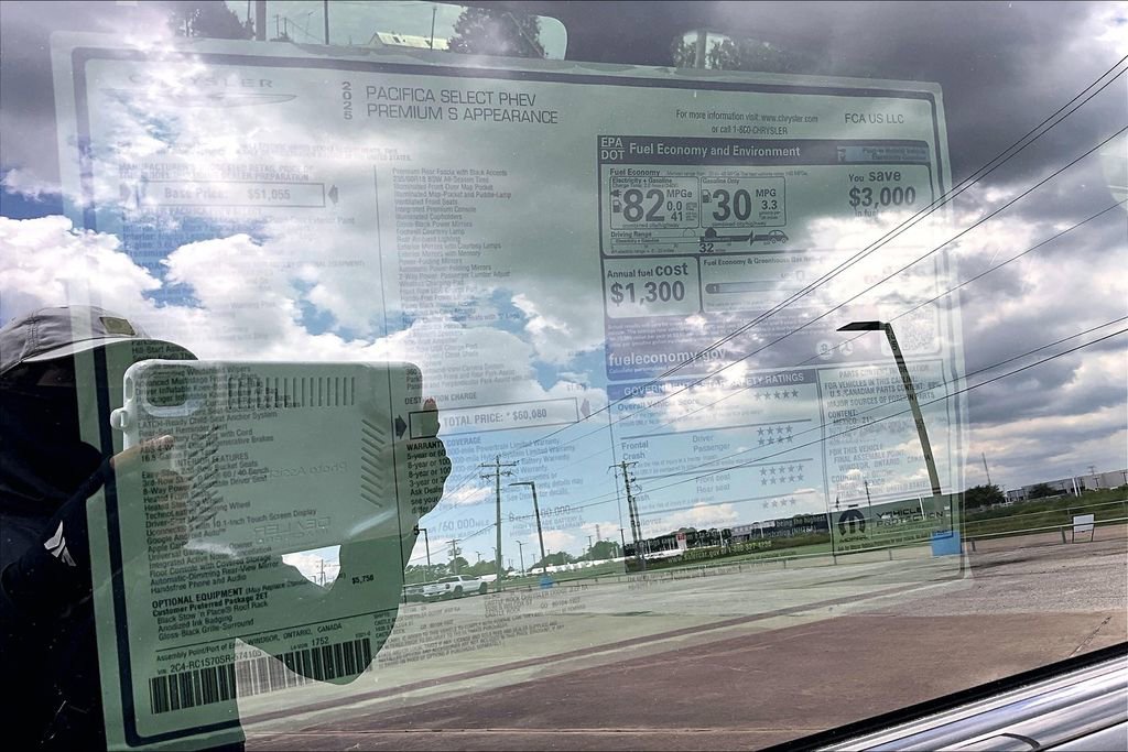 New 2025 Chrysler Pacifica Premium image 21