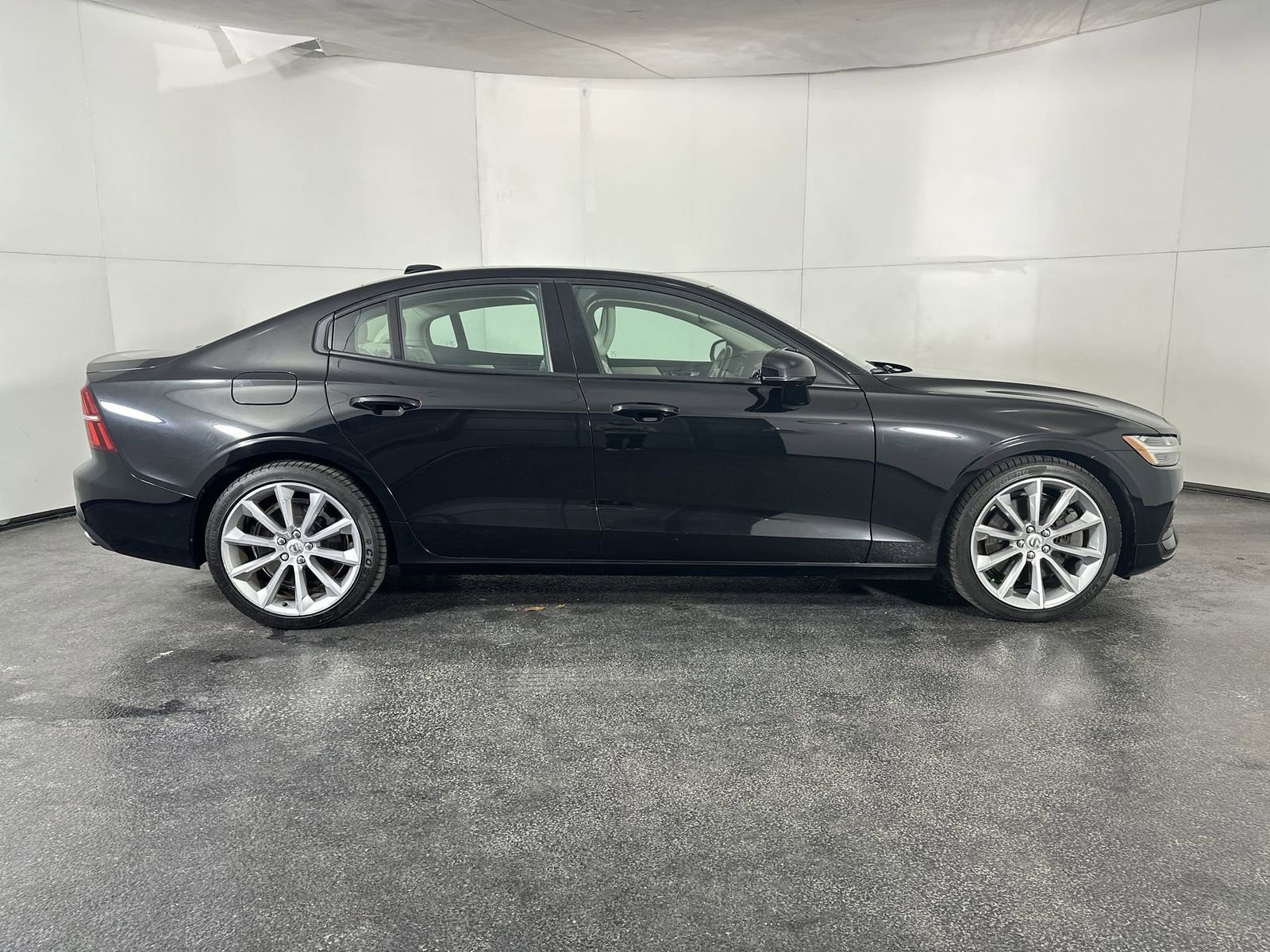 Used 2020 Volvo S60 T6 Momentum w/ Protection Package Premier image 10