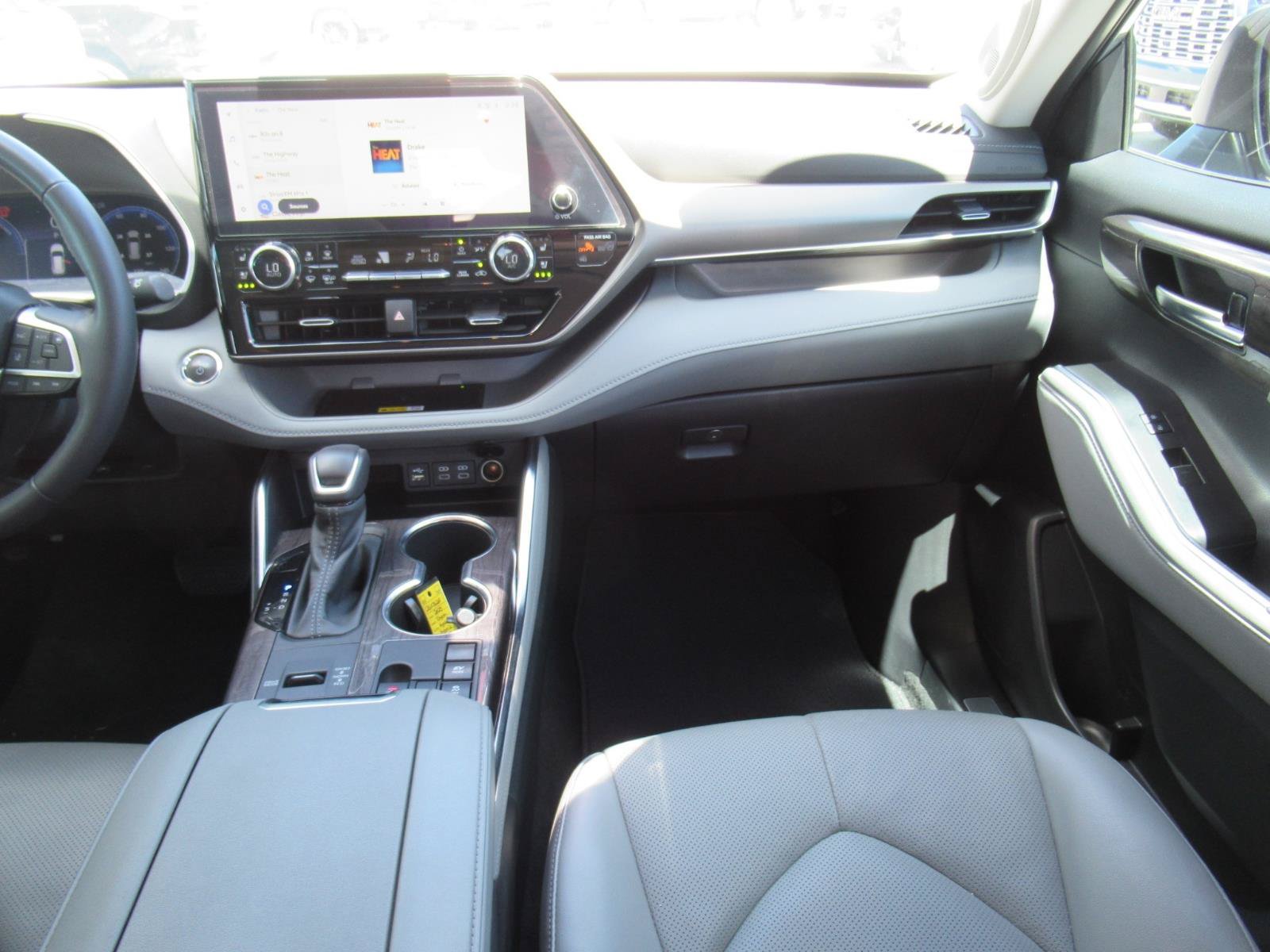 Used 2023 Toyota Highlander Limited FWD image 15