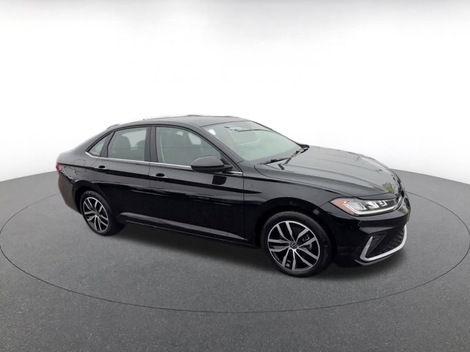 Used 2025 Volkswagen Jetta SE image 2