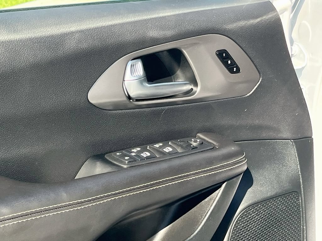 Certified 2026 Chrysler Pacifica Select FWD image 17
