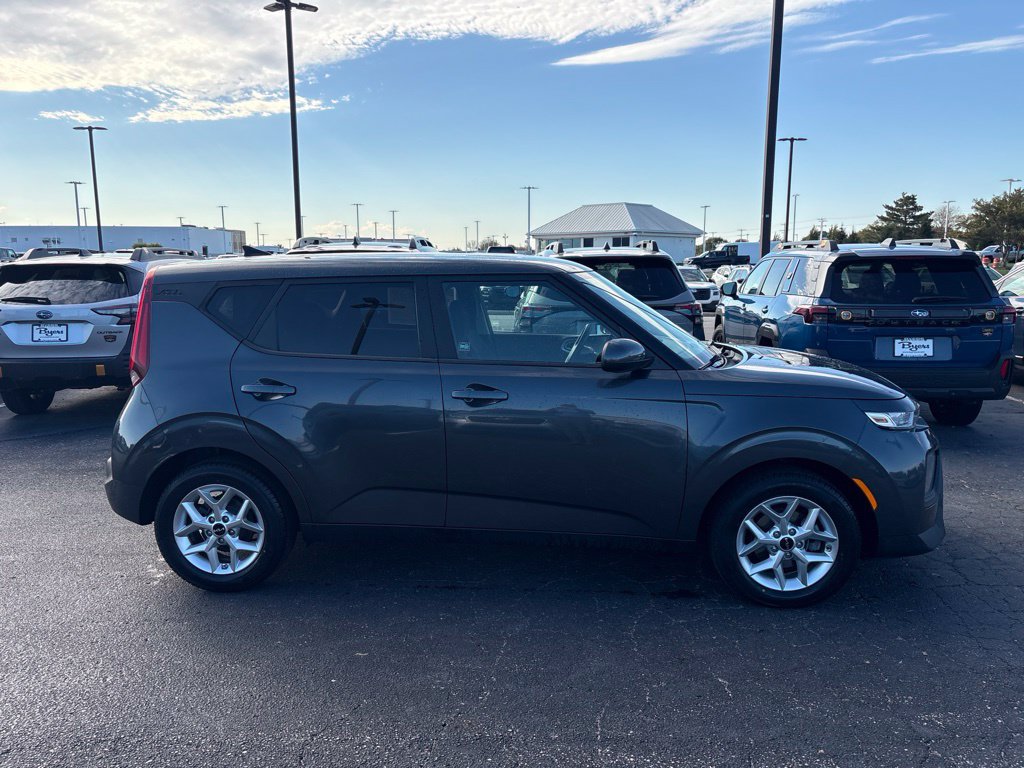 Used 2022 Kia Soul LX w/ Technology Package FWD image 2