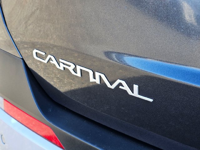 Used 2025 Kia Carnival FWD image 12