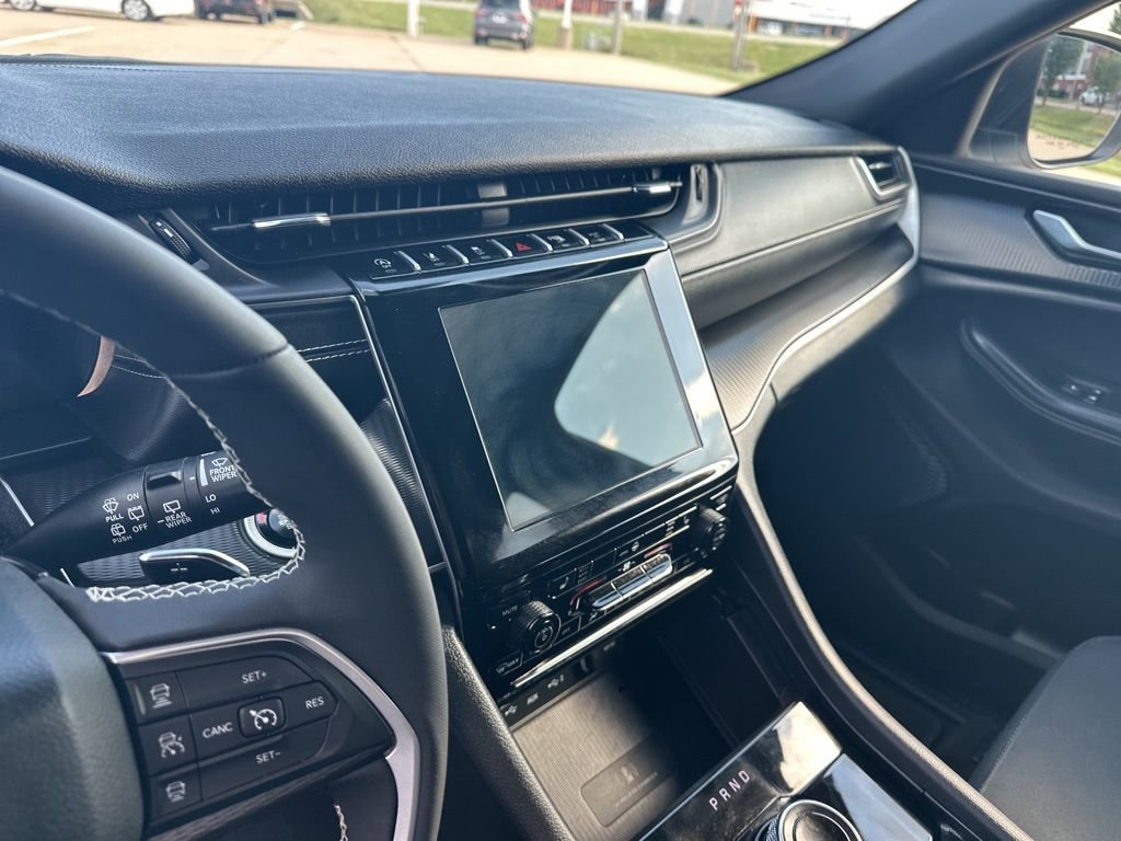 Used 2024 Jeep Grand Cherokee L Laredo w/ Luxury Tech Group I image 9