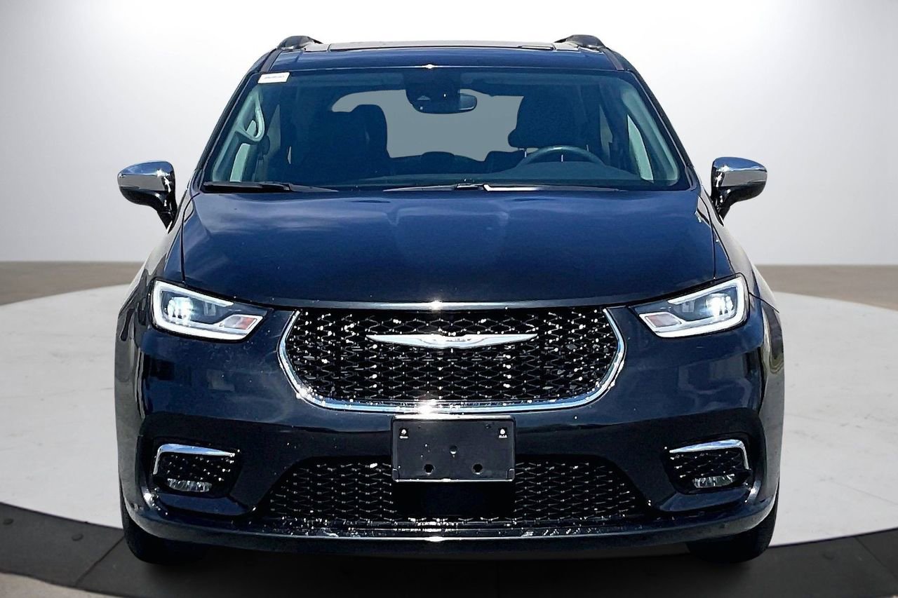 Used 2023 Chrysler Pacifica Limited image 3