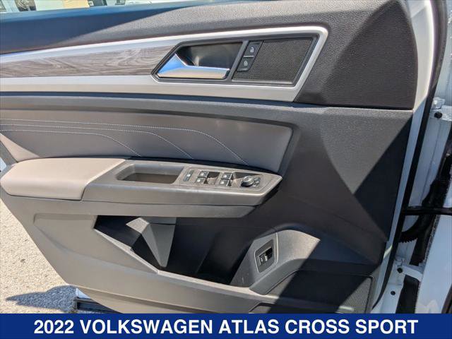 Used 2022 Volkswagen Atlas Cross Sport SE w/ Black Wheel Package AWD/4WD image 10
