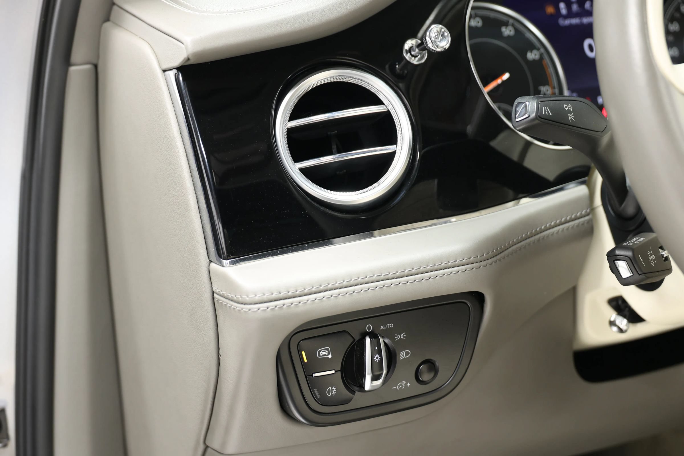 Used 2018 Bentley Bentayga Onyx Edition AWD/4WD image 24