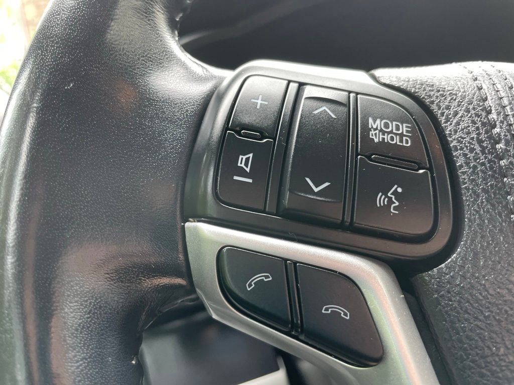 Used 2018 Toyota Highlander XLE AWD/4WD image 11