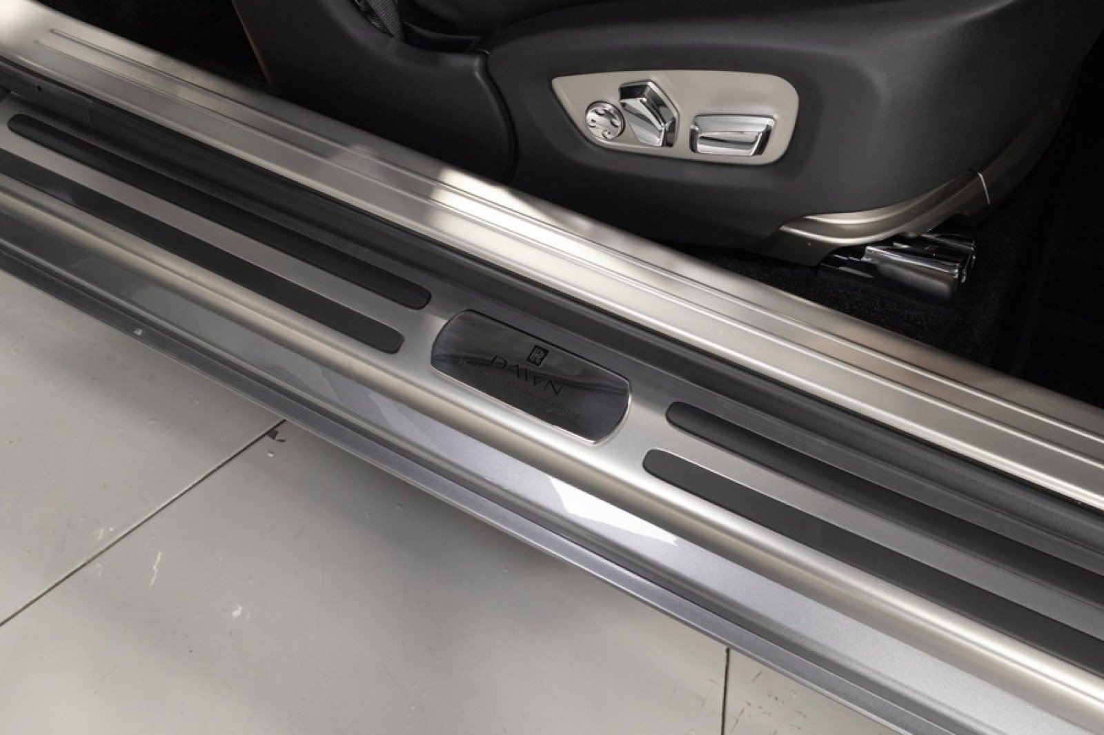 Used 2019 Rolls-Royce Dawn RWD image 50