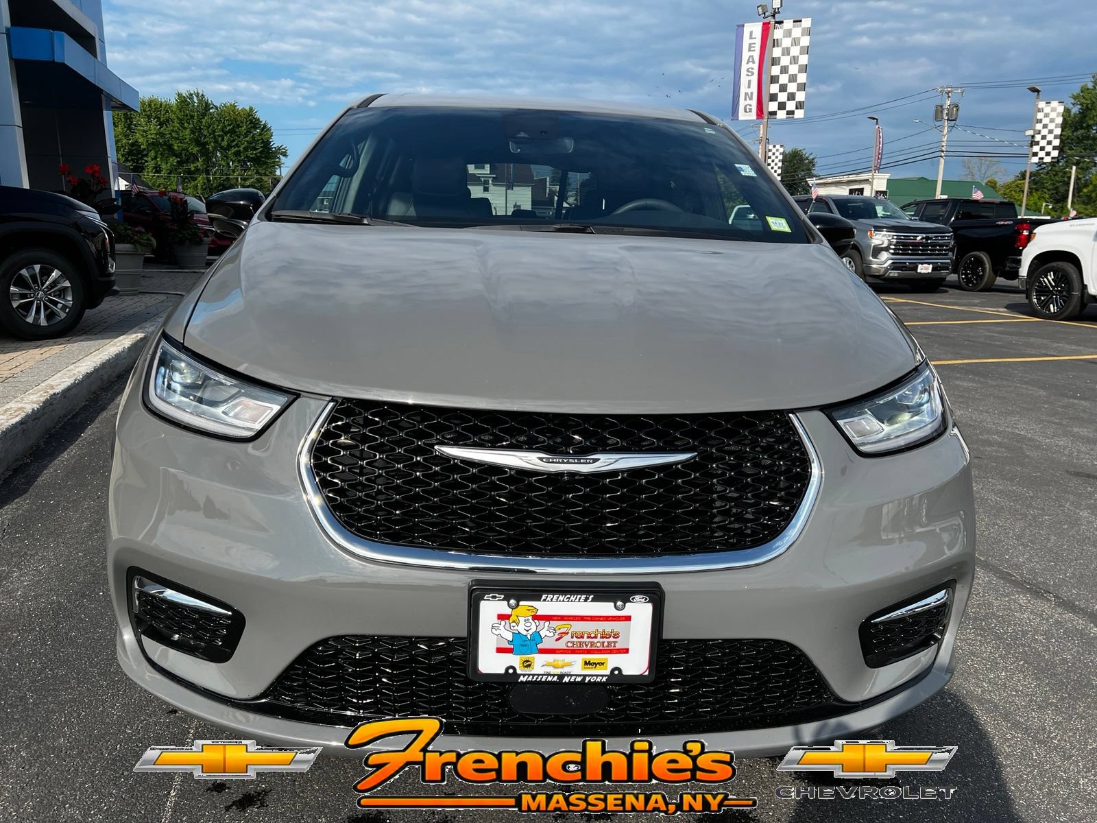 Used 2025 Chrysler Pacifica Select FWD image 2