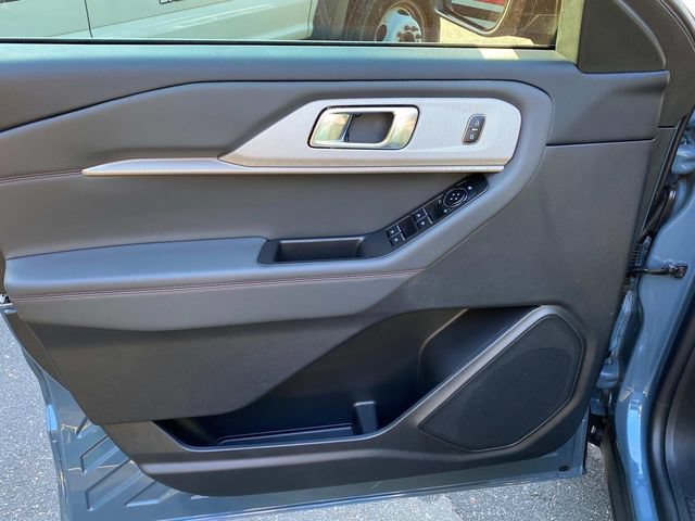 Used 2025 Ford Explorer Active RWD image 12