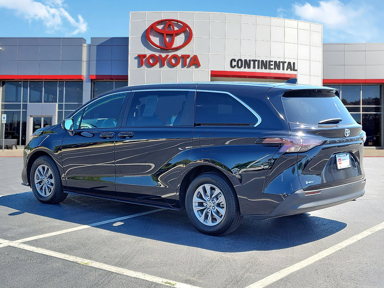 Certified 2026 Toyota Sienna LE FWD image 4