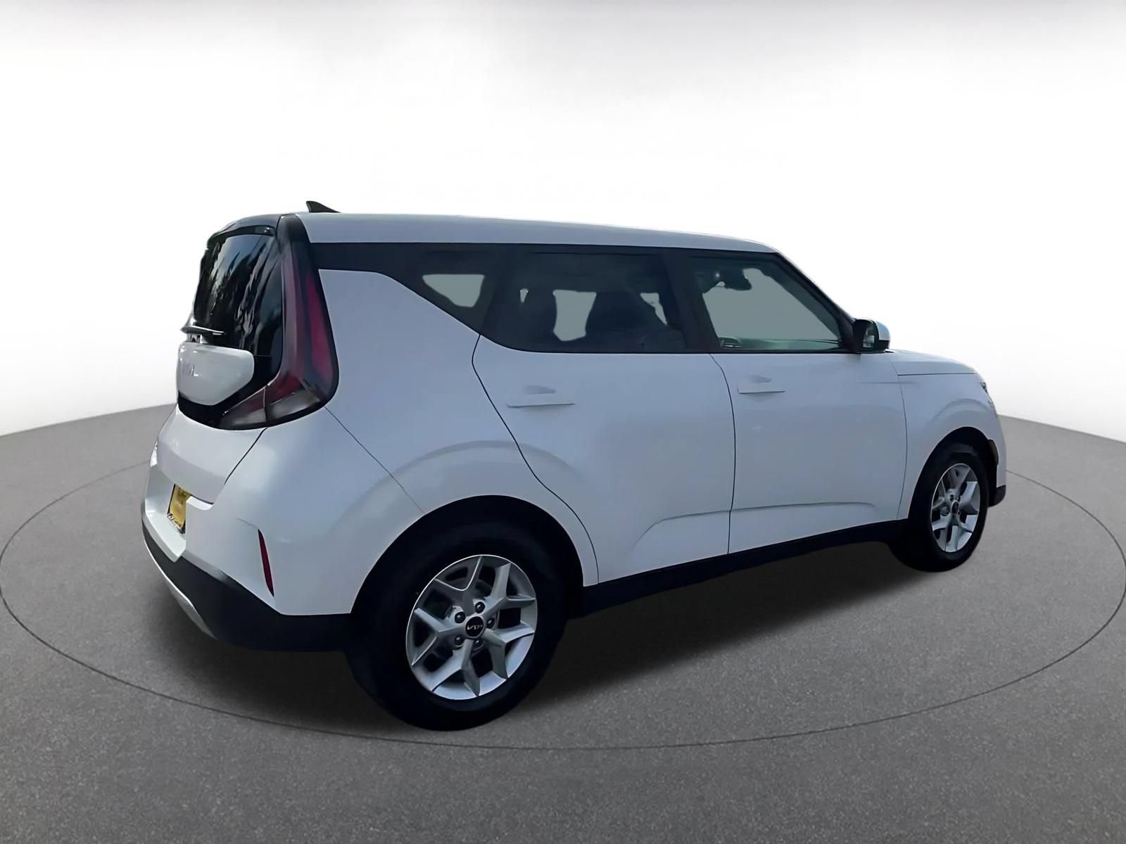 Used 2025 Kia Soul LX w/ LX Technology Package FWD image 14