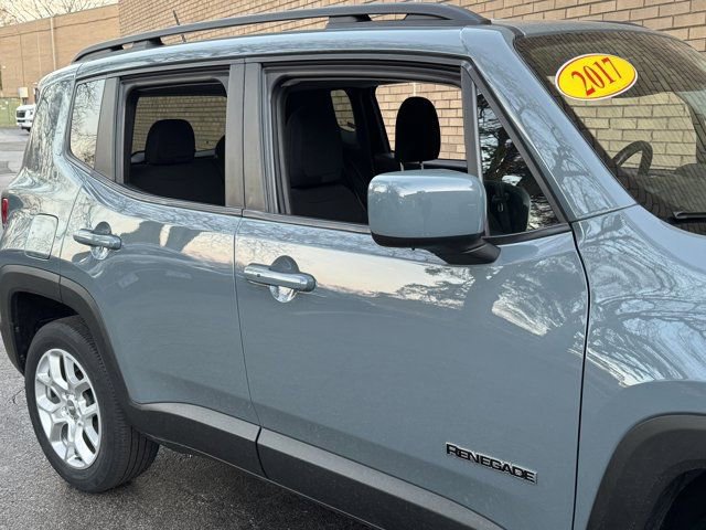 Used 2017 Jeep Renegade Latitude w/ Cold Weather Group image 4
