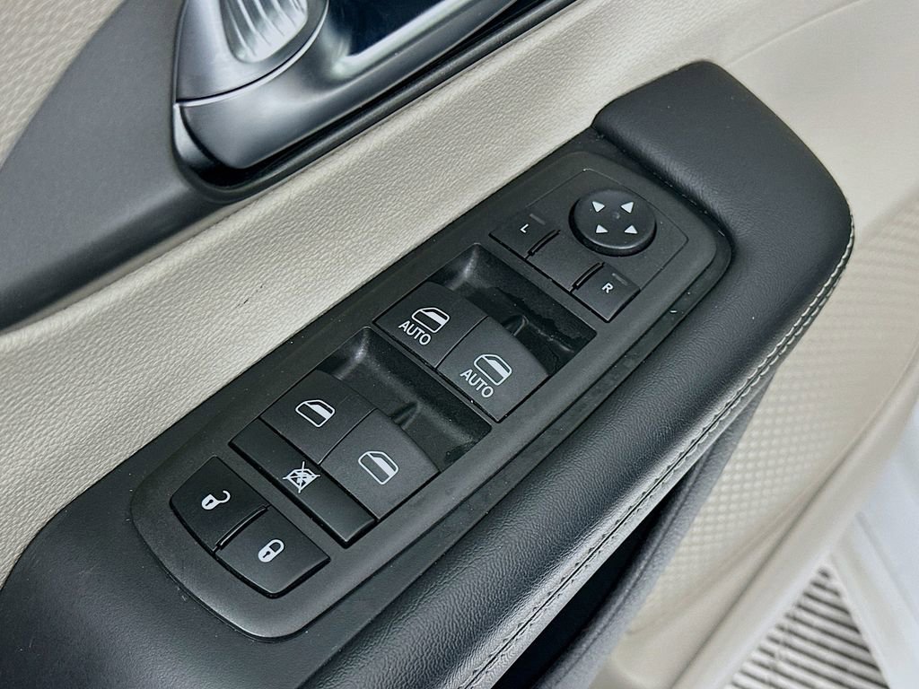 Certified 2024 Chrysler Pacifica Touring-L image 26