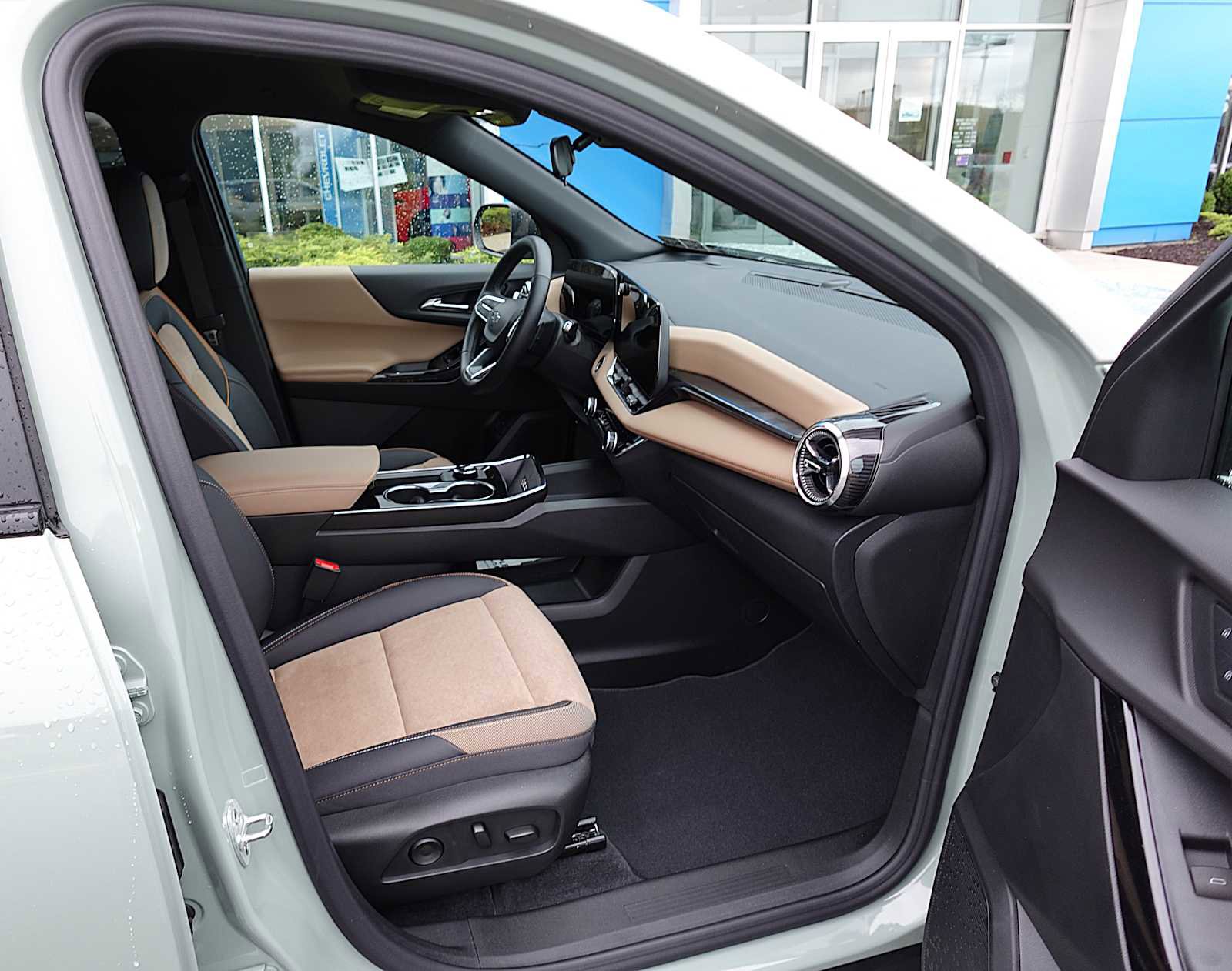 Used 2025 Chevrolet Equinox ACTIV w/ Convenience Package III AWD/4WD image 31