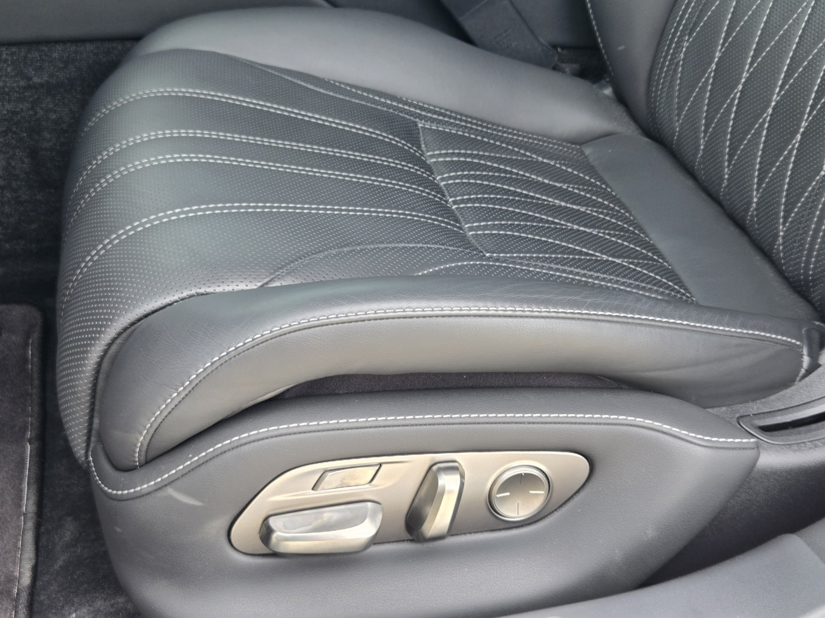 Used 2022 Lexus LS 500 w/ Interior Upgrade Package RWD image 23