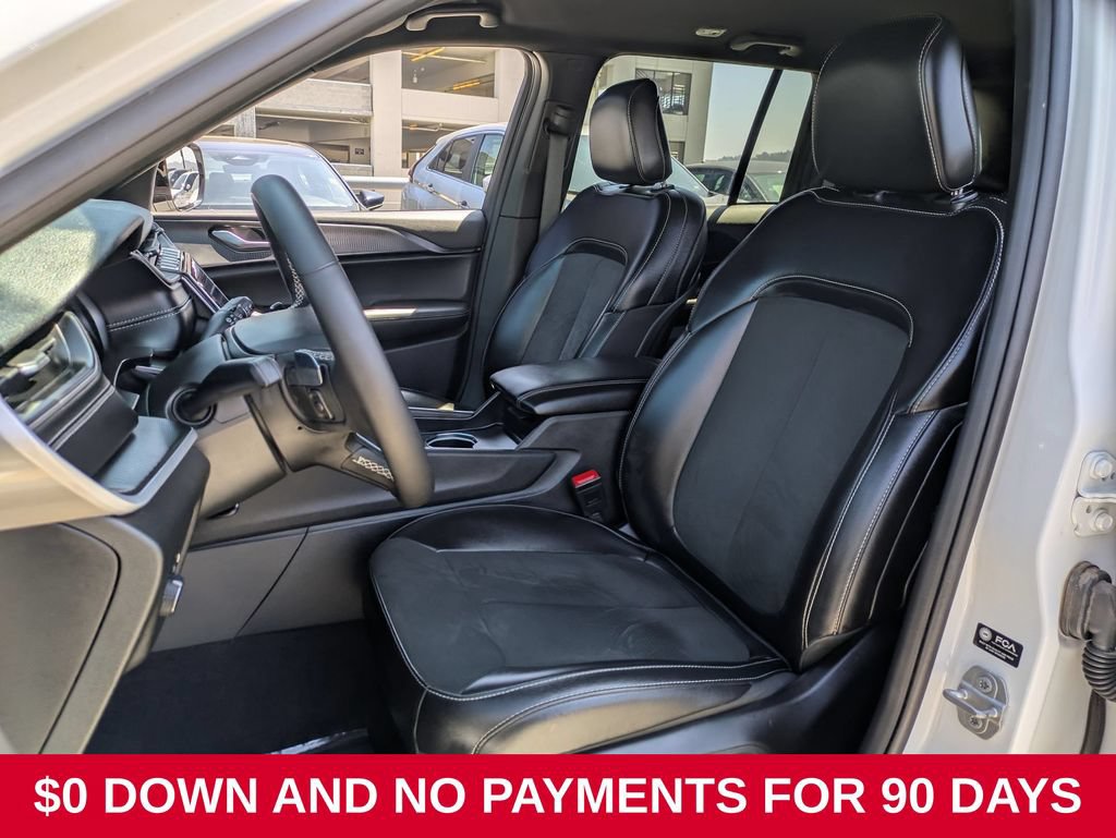 Used 2025 Jeep Grand Cherokee Altitude AWD/4WD image 23
