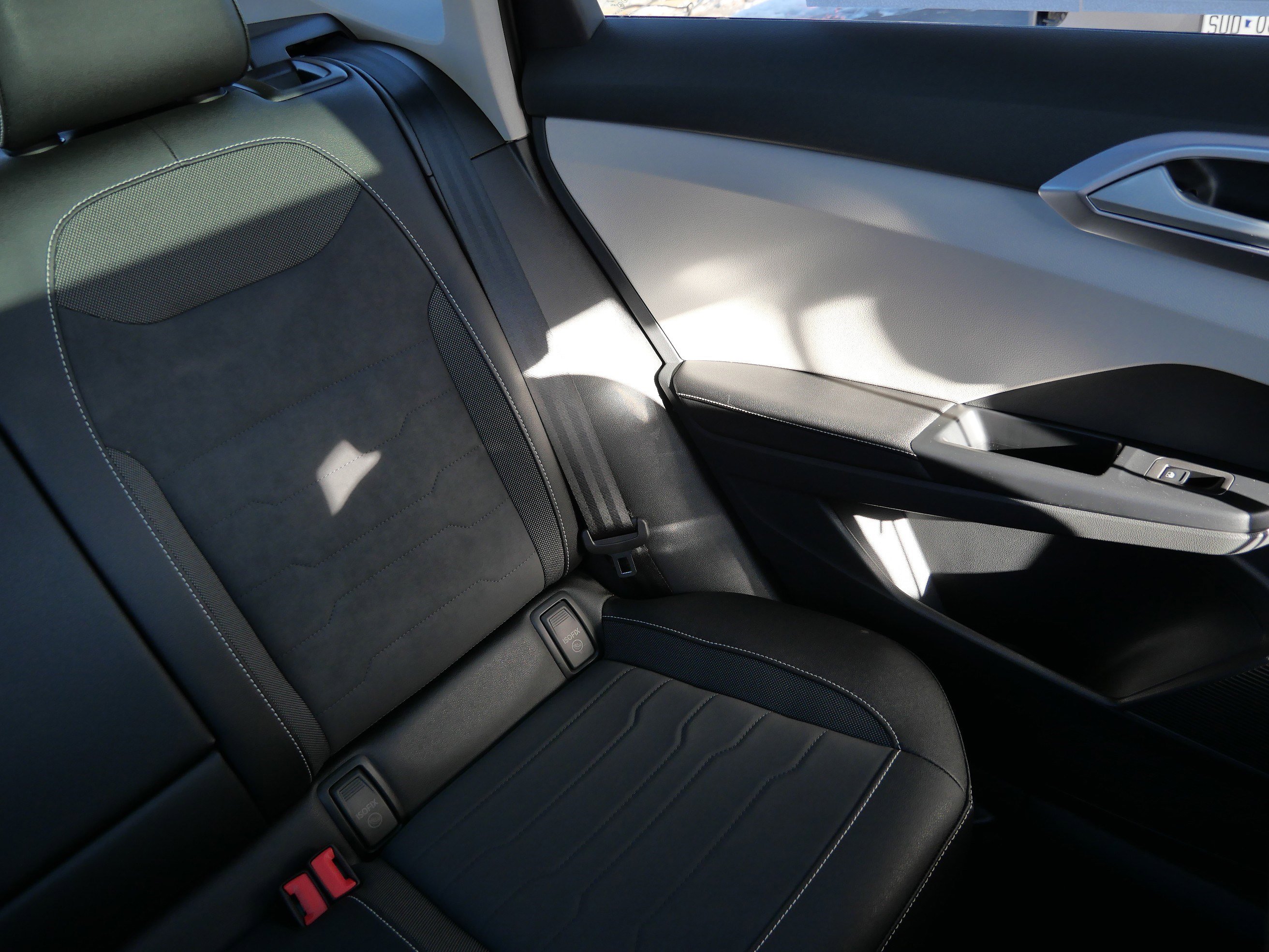 Certified 2025 Volkswagen Taos SE image 14