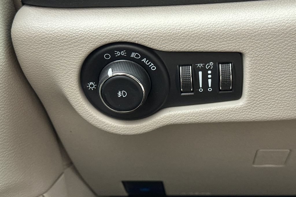 Used 2023 Chrysler Pacifica Touring-L FWD image 32
