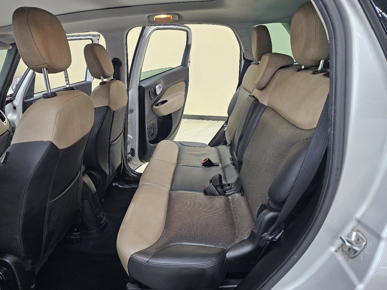 Used 2017 FIAT 500L Lounge w/ Premium Package image 23