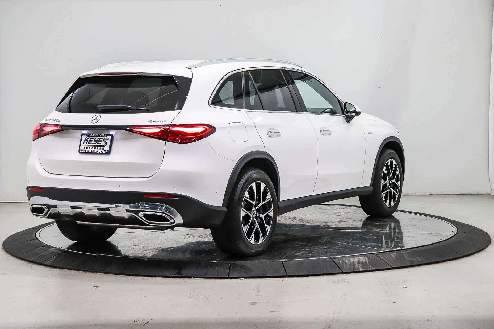 Used 2025 Mercedes-Benz GLC 350e 4MATIC image 4