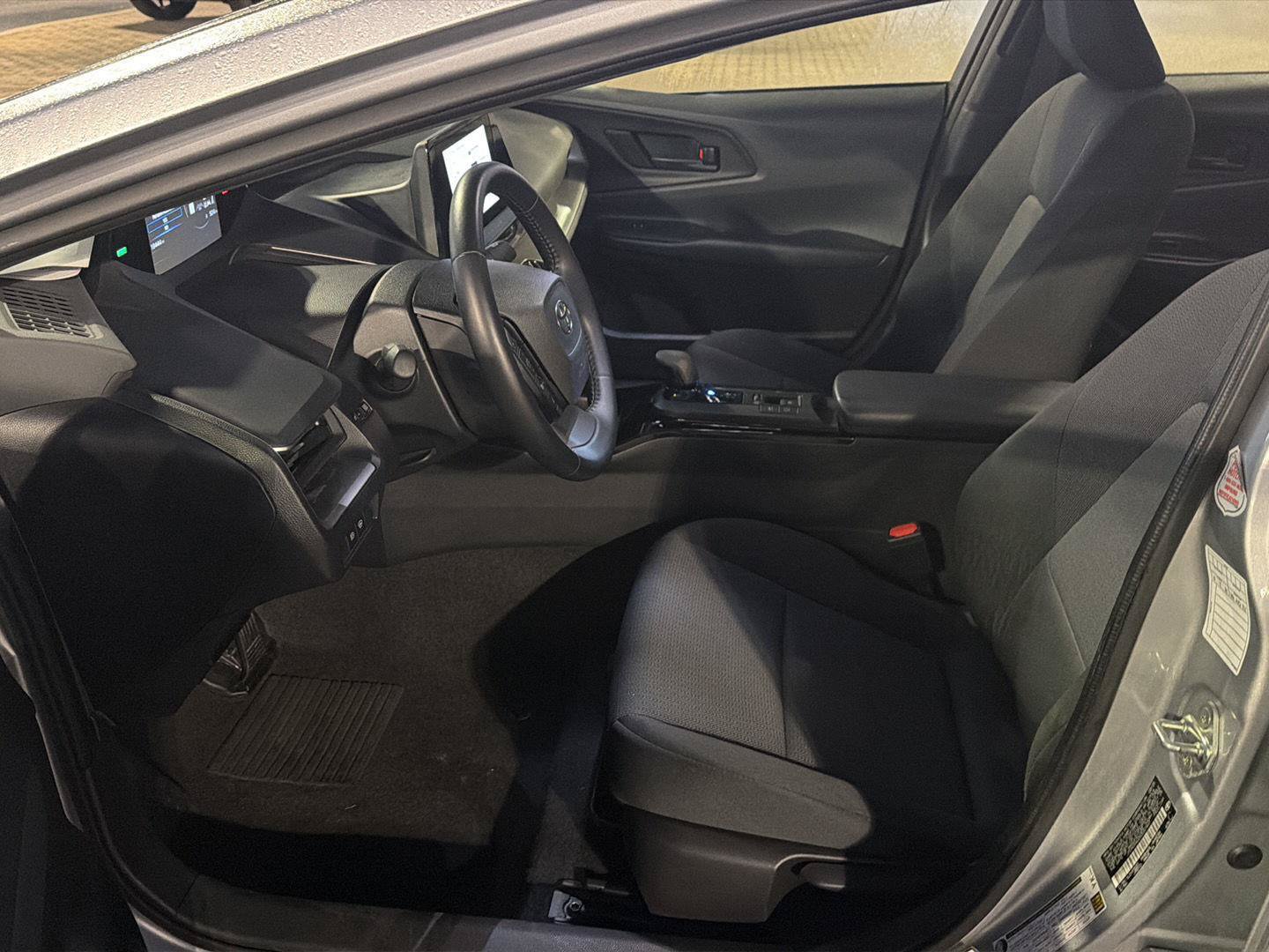 Certified 2025 Toyota Prius LE FWD image 10
