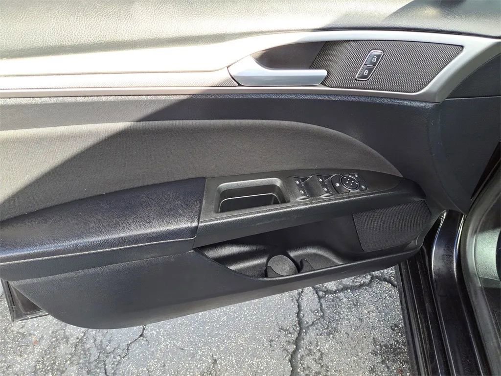 Used 2019 Ford Fusion SE image 27