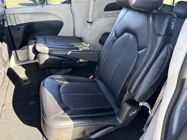 Used 2024 Chrysler Pacifica Touring-L FWD image 13