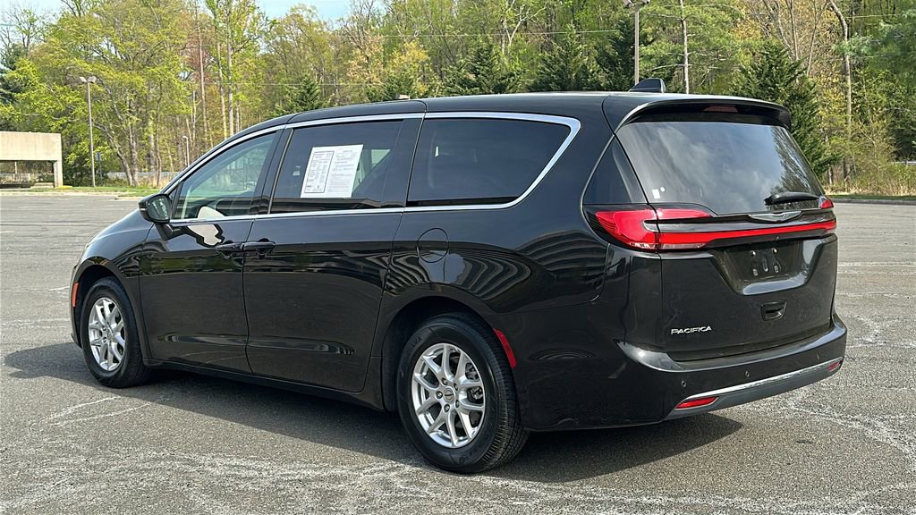 Used 2023 Chrysler Pacifica Touring-L image 3