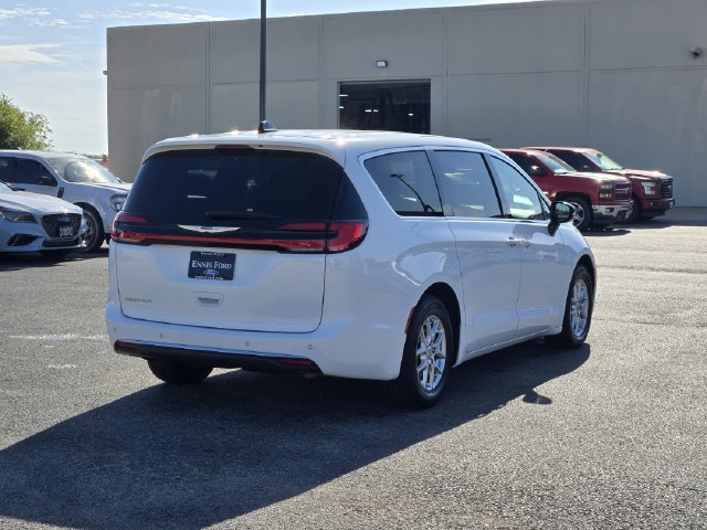 Used 2024 Chrysler Pacifica Touring-L FWD image 6