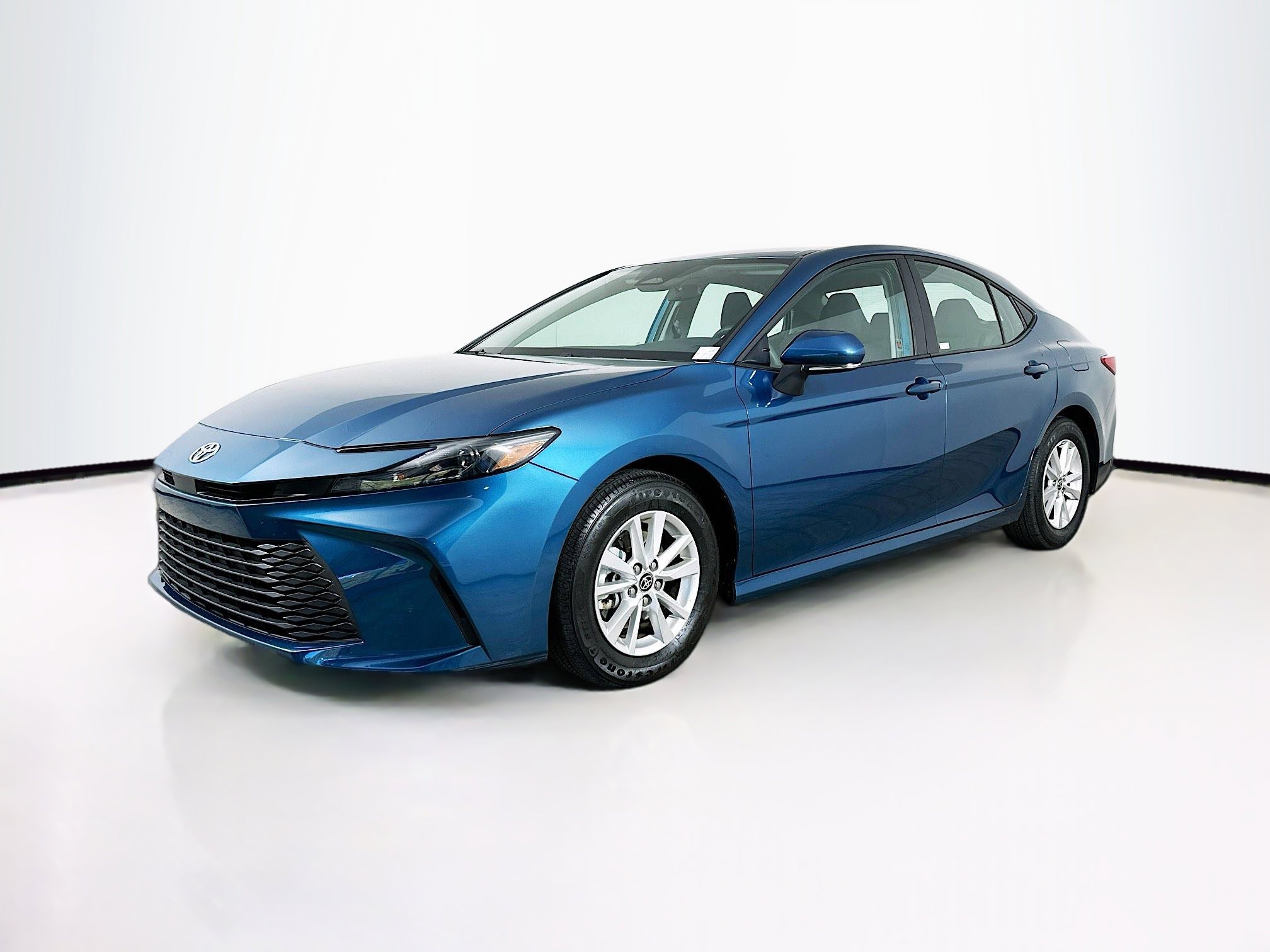 Used 2025 Toyota Camry LE image 3