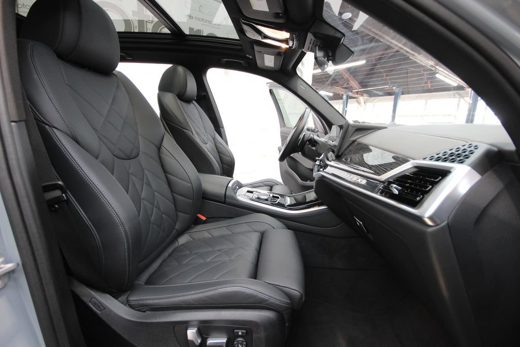 Used 2025 BMW X5 xDrive40i w/ M Sport Package AWD/4WD image 41